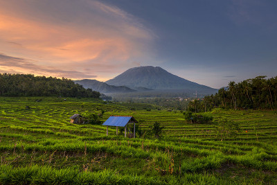 拍摄于Karangasem bali的Bebandem村，观看阿贡山