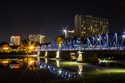 泰国清迈的铁桥夜景