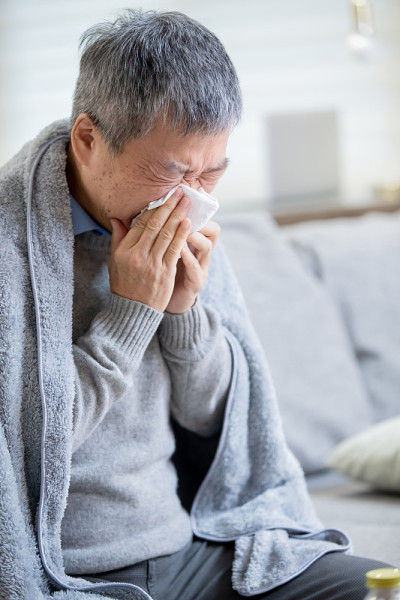 老亚洲人感冒了
