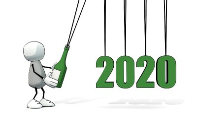 一个小不点的男人用一瓶香槟开始一个牛顿摇篮- 2020