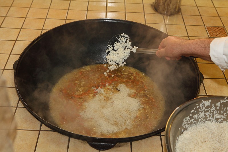 用大碗烹制肉饭