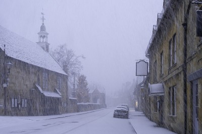 英国格洛斯特郡科茨沃尔德的奇平坎普登下起了大雪
