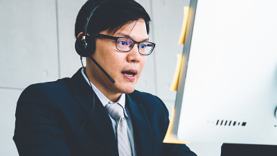商务人员戴着耳机在办公室工作