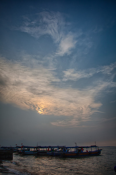 海滩上的夕阳HDR与旧船