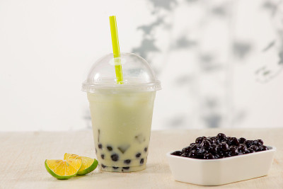 柠檬波巴奶茶配水果和碎冰。