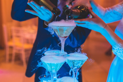 酒杯上的酒精饮料以金字塔形排列，美丽的金字塔线条将不同颜色的酒精鸡尾酒与香槟放在婚礼宴会、餐饮宴会的
