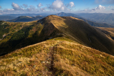 喀尔巴阡山脉美丽的秋天。在晴朗的天气里在山上散步。