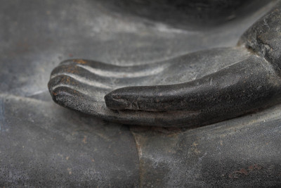重点选择了古代青铜手佛的形象。
