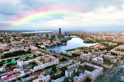 城市上空的彩虹。叶卡捷琳堡市中心鸟瞰图。俄罗斯