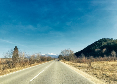 道路景色与雪山覆盖