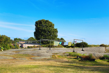 蓝天下美丽的风景，晒衣服的自然，夏天的风景，草，树，乡村。