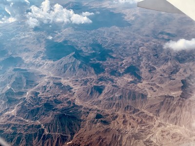 富查伊拉和迪拜之间干燥山脉的鸟瞰图