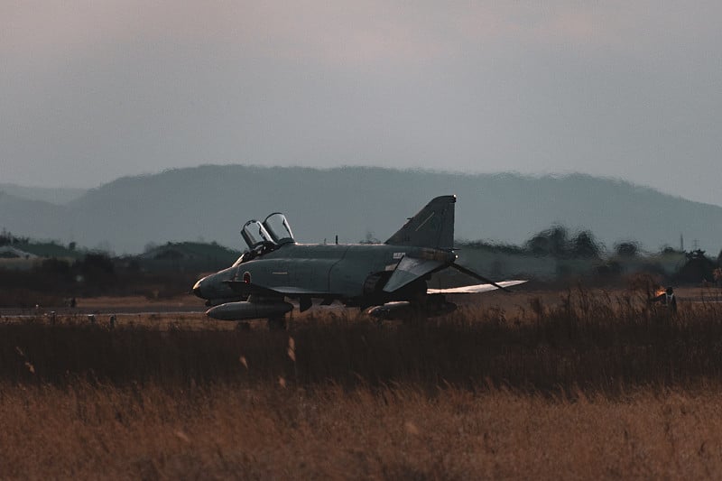 日落时分的空军基地