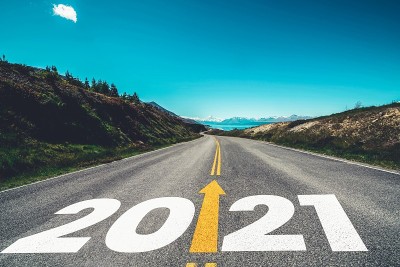 2021年新年旅行和未来愿景的概念。