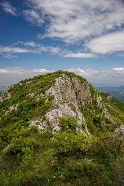 多云的天空和岩石山