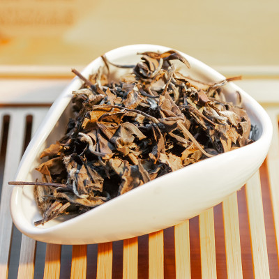 陈年中国白茶老寿梅或长寿眉在茶具