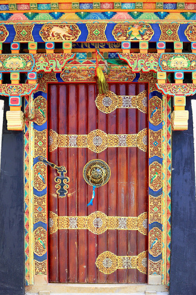 丰富地装饰门。Gyantse-Tibet。1572