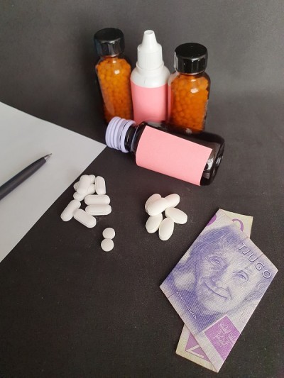 二十克朗的瑞典纸币，一张纸，黑色钢笔，瓶子和药品