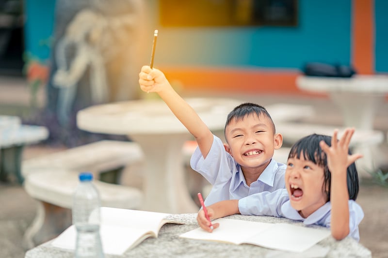 在校服学校，快乐的孩子们一起思考作业