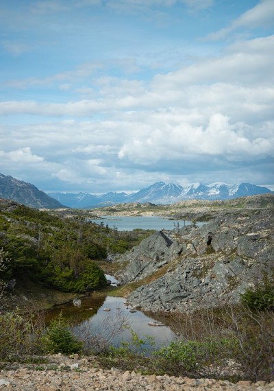 看外面的山脉和岩石和湖泊在前景