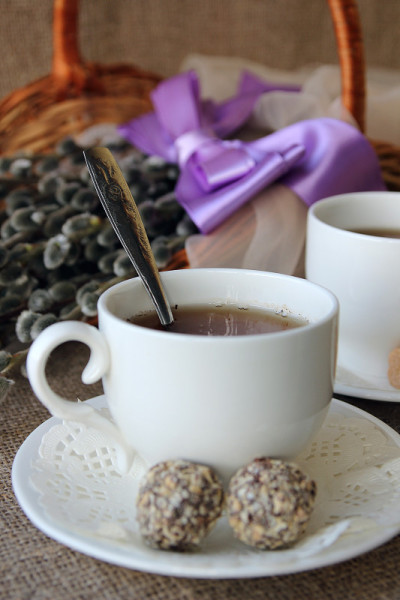 茶在一个白色的茶杯和茶托和糖果。