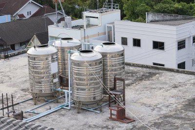 建筑物屋顶甲板上的不锈钢水箱