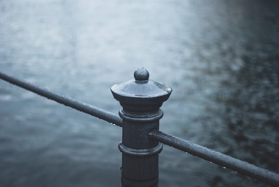 德国柏林施普雷河附近的手道上的雨滴