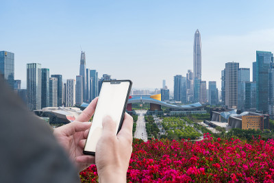 深圳CBD建筑和手持手机