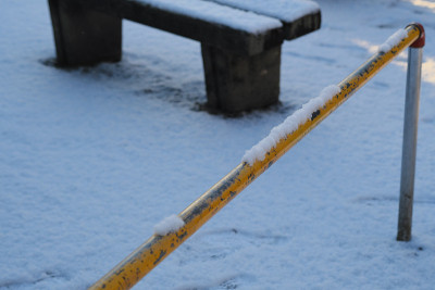 公园安全围栏上的雪