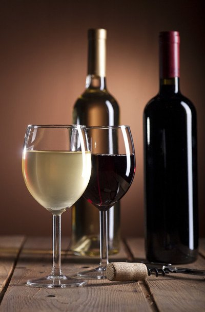 红、白葡萄酒瓶和玻璃杯