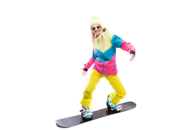 美丽的年轻女子在滑雪服和太阳镜骑滑雪板