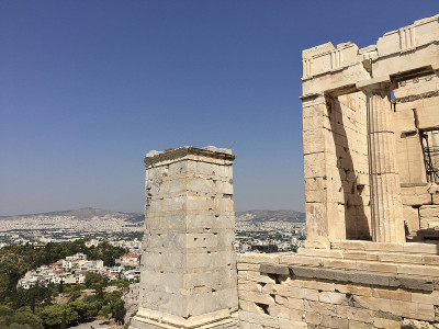 Agrippa基座位于雅典卫城的丙基亚(Propylaea)以西，与南面的雅典娜·奈基神庙(Temp