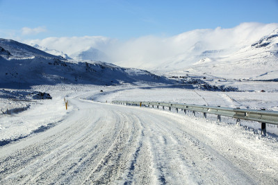 冬天冰雪覆盖的道路上有火山