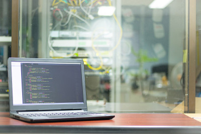 屏幕脚本文本，笔记本屏幕，使用CSS, JavaScript和HTML开发web应用程序