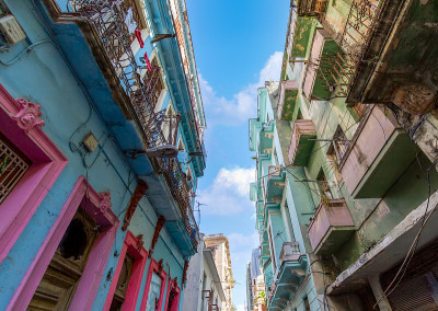 风景丰富多彩的老哈瓦那街道在历史悠久的哈瓦那市中心靠近Paseo El Prado和Capitoli