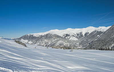 高山滑雪胜地的粉末雪道