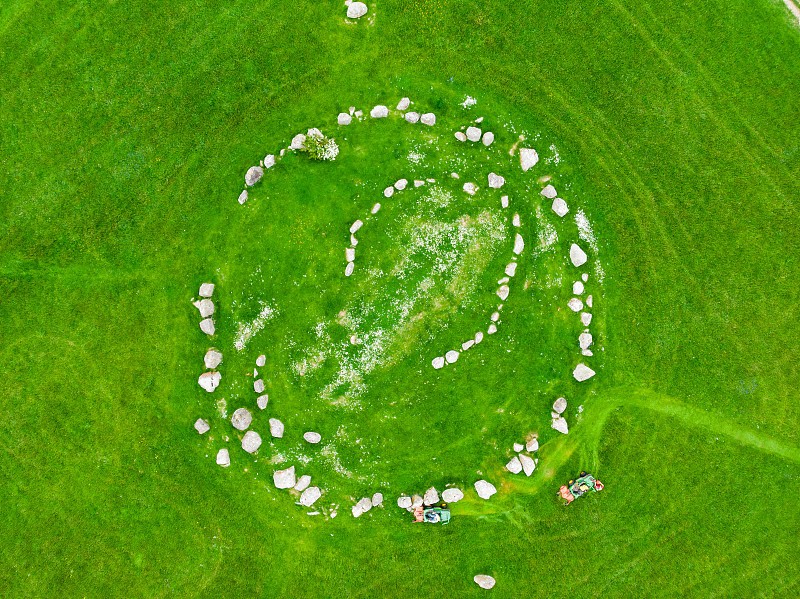 Ballynoe石圈，一个史前青铜时代的墓葬堆，周围是一个圆形的直立石头结构，郡，北爱尔兰