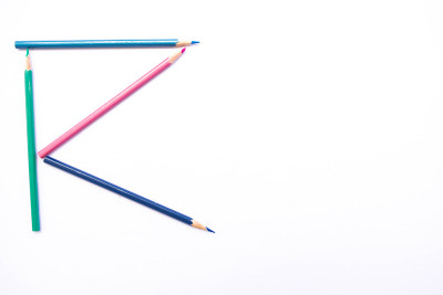 彩色铅笔作为字母R