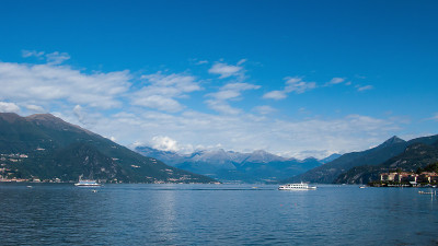 科莫湖和阿尔卑斯山的全景