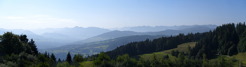 一个阳光明媚的夏日，从当地的山脉Pfänder看到美丽的广角风景山景。