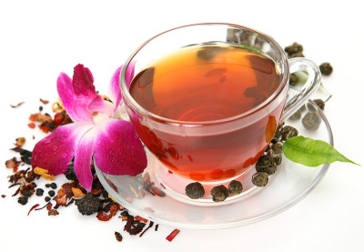 茶和粉红色的花