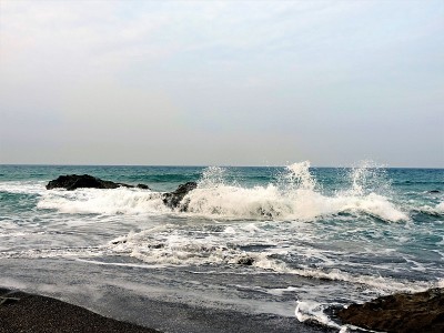 海浪拍打岩石发出的水花