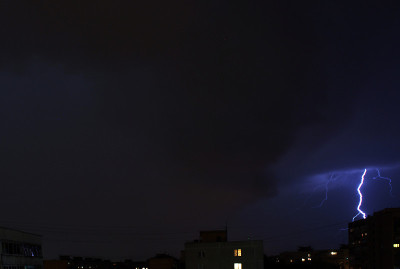 夜晚的闪电在乌云和暴风雨前