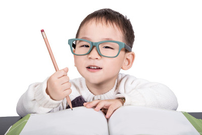 戴眼镜的学童正在读书