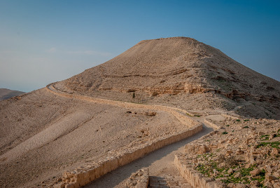 Machaerus (Qal'atu Mkawer)位于约旦，靠近约旦河和死海，是囚禁和处决施洗约翰