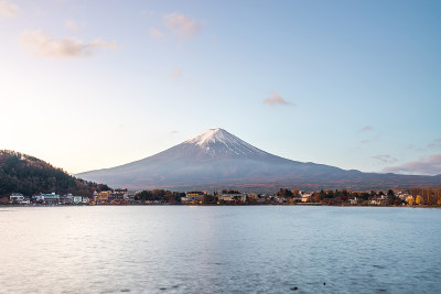 富士山鸟瞰图。日本的标志性山峰。富士山傍晚日落景观，川口町，山梨，日本。