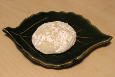 在日本，盘子里装着一个日式平纹麻糬。