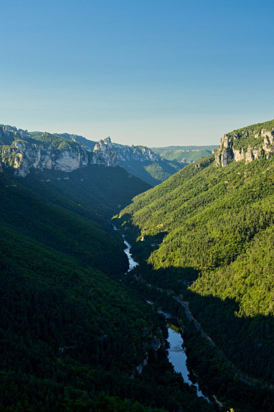 峡谷中有塔恩河，日出时有峡谷杜塔恩的光影