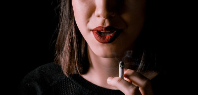 吸烟者女人特写照片