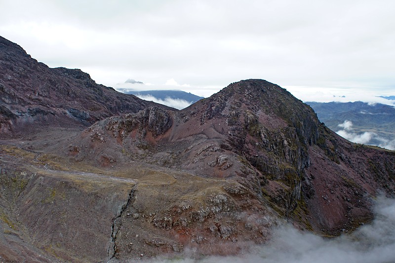 卡扬贝火山荒凉的景观